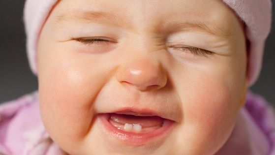 Chuyên gia hướng dẫn cách xử trí khi trẻ bị sốt khi mọc răng