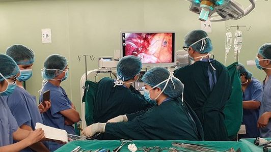 Lần đầu tiên, Bệnh viện Bạch Mai phẫu thuật cắt gan bằng nội soi
