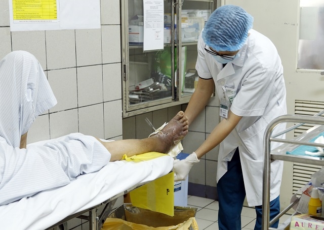 Chăm sóc cho bệnh nhân mắc bị biến chứng đái tháo đường tại Bệnh viện Bạch Mai.