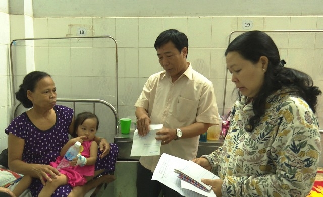 Lãnh đạo Sở GD-ĐT, cùng các đơn vị liên quan đến thăm các bé điều trị tại Bệnh viện đa khoa khu vực Tháp Mười.