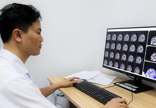 Bệnh nhân có khối u não thường có biểu hiện nôn là dấu hiệu của u não.