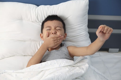 Thói quen ngủ muộn sau 9 rưỡi của nhiều gia đình khiến trẻ mất cơ hội phát triển chiều cao (ảnh minh họa)