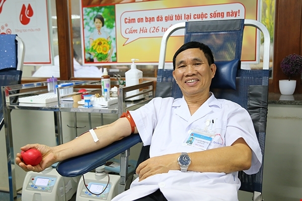 TS Nguyễn Triệu Vân hiến máu cứu người.