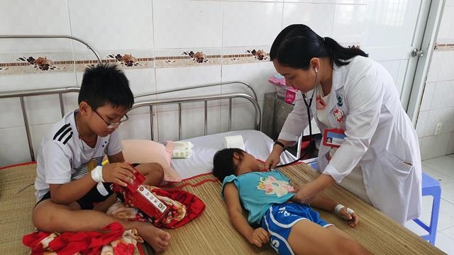 Các cháu nhỏ, con chị M. đang được chăm sóc tại Bệnh viện Nhi đồng Cần Thơ.