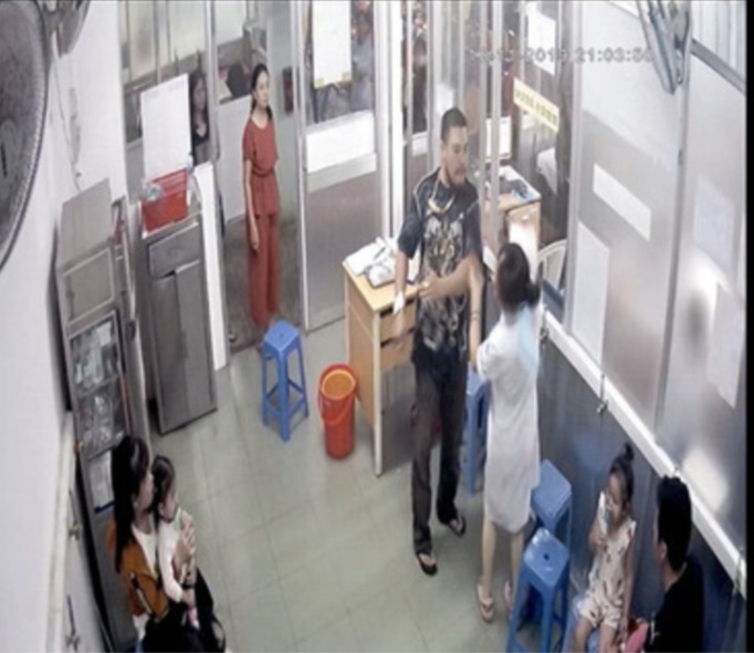 Hình ảnh cắt từ camera bệnh viện cho thấy người đàn ông hành hung nữ điều dưỡng. Ảnh: cắt từ clip