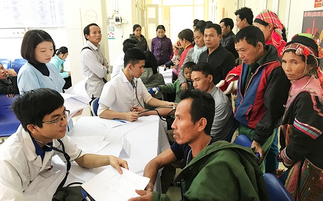 Các bác sĩ trẻ tình nguyện thăm khám cho người dân tại huyện Mường Tè, tỉnh Lai Châu. Ảnh: HOÀNG VIỆT