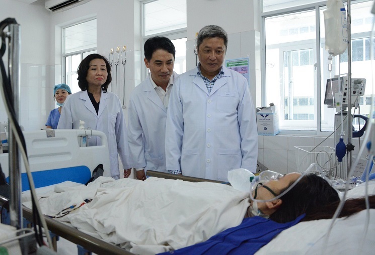 Lãnh đạo Bộ Y tế thăm hỏi sản phụ H. đang điều trị tại Bệnh viện Đà Nẵng