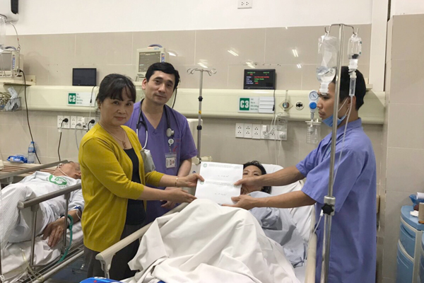 Phòng CTXH của BV Bạch Mai trao tiền hỗ trợ cho bệnh nhân