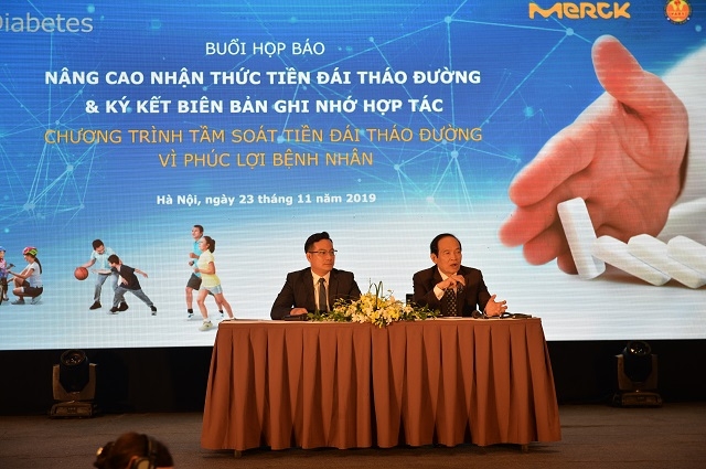 GS, TS Trần Hữu Dàng (phải) và ông Võ Xuân Thắng - đại diện Merck Việt Nam cung cấp thông tin về chương trình.
