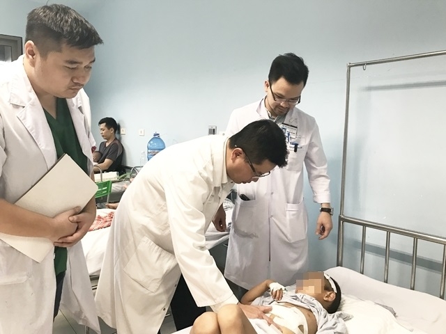 TS Phạm Duy Hiền thăm khám cho cháu AC sau phẫu thuật.
