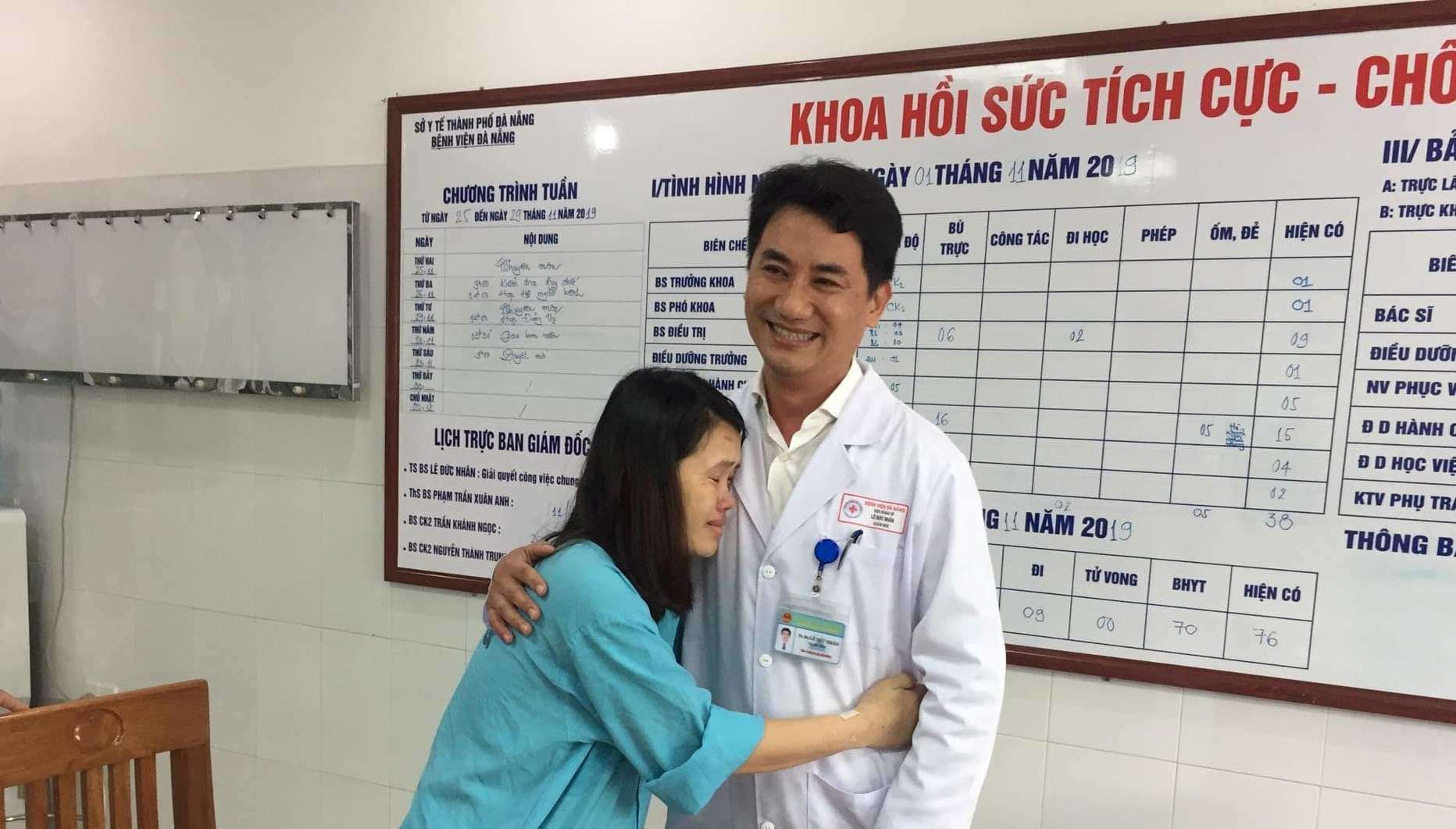 Sản phụ H. ôm chầm lấy bác sĩ Lê Đức Nhân sau những ngày được các bác sĩ Bệnh viện Đà Nẵng tận tình cứu chữa