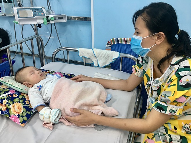 Bé Phú nằm ở phòng cấp cứu, Bệnh viện Nhi đồng 1, TP HCM ngày 1/12. Ảnh: Cẩm Anh