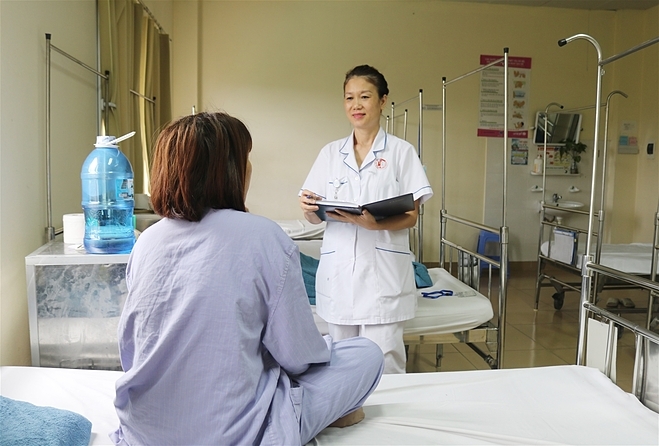 Người bệnh được bác sĩ tư vấn, giải thích tình trạng bệnh. Ảnh: Bệnh viện Việt Nam - Thụy Điển Uông Bí cung cấp.