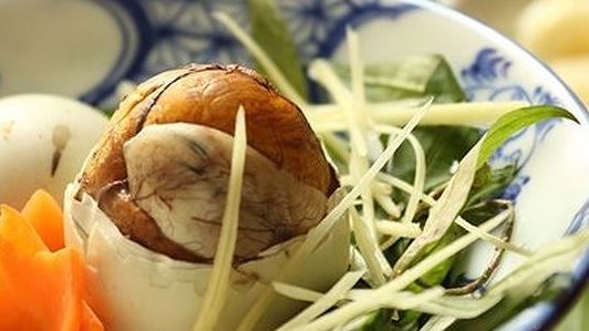 Vì sao nên ăn trứng vịt lộn với rau răm?