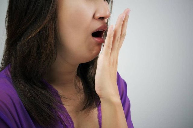 Tình trạng hôi miệng có thể do sức khỏe gan không tốt gây nên.