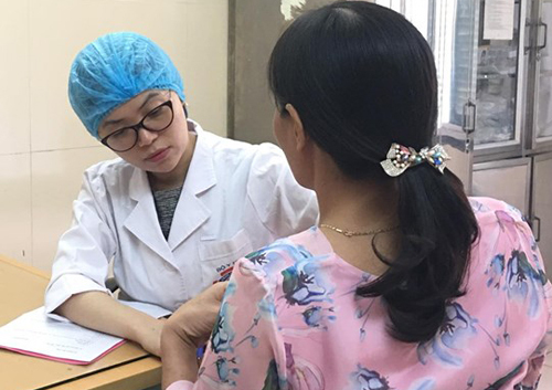 Bác sĩ thăm khám cho bệnh nhân ung thư vú ở Bệnh viện K. Ảnh: Lê Nga.