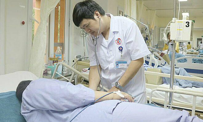 Bác sĩ cấp cứu bệnh nhân bị sốc phản vệ do dị ứng thức ăn. Ảnh: Bệnh viện cung cấp.