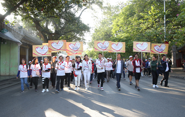 ãnh đạo Viện tim mạch Việt Nam cùng đi bộ với người dân quanh hồ Hoàn Kiếm để nâng cao nhận thức cộng đồng về bệnh tăng huyết áp