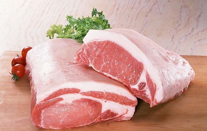 Thịt lợn tươi ngon màu hồng tươi hoặc đỏ nhạt, có mùi vịt thịt, lớp bì dày, phần nạc và mỡ dính chặt. Ảnh: Sohu