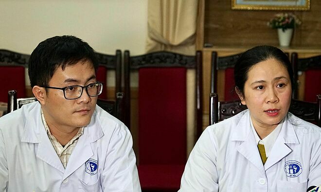 Lãnh đạo Bệnh viện Xanh Pôn thông tin về vụ việc trưa 10/12, Phó Giám đốc bệnh viện Trần Liên Hương ngồi bên trái. Ảnh: Gia Chính.