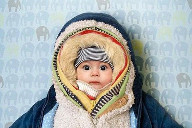 Ủ quá nhiều lớp quần áo để giữ ấm cho trẻ không phải cách tốt