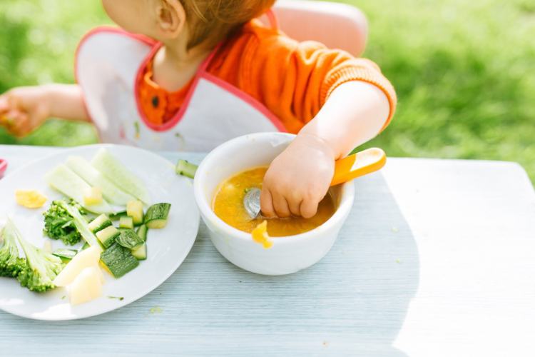 Thức ăn phù hợp với cấu trúc răng miệng của trẻ giúp kích thích trẻ ăn ngon miệng. Ảnh: Shutterstock.