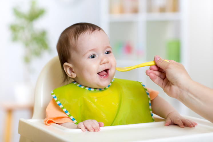 Phụ huynh cần tạo tâm lý thoải mái cho bé khi ăn dặm. Ảnh: Shutterstock.