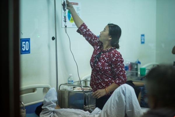 Chị Đỗ Thị Hiền chăm sóc con đang tiếp máu tại bệnh viện. Ảnh: Nguyễn Việt.