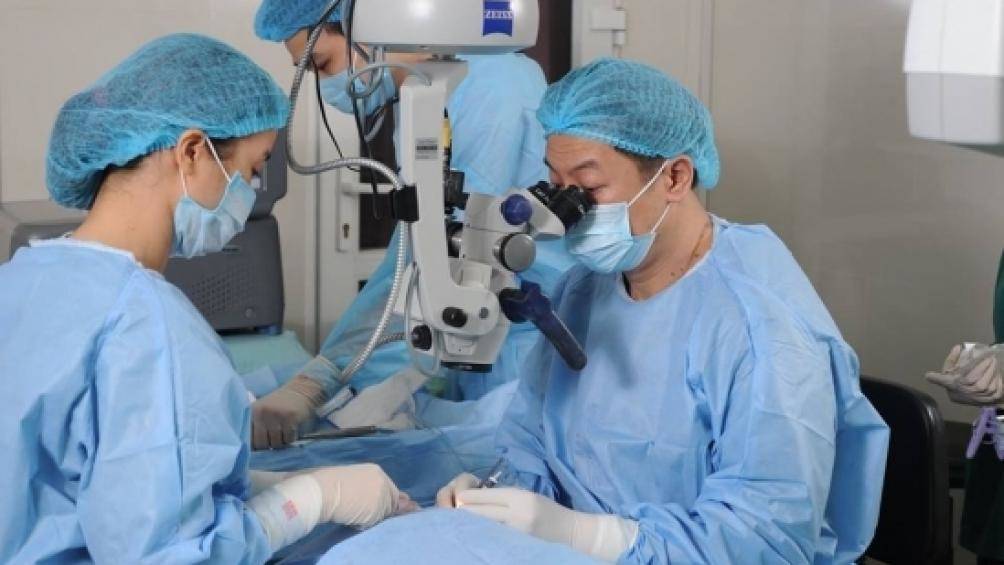 Một ca phẫu thuật đáy mắt tại Bệnh viện Mắt Quốc tế DND.