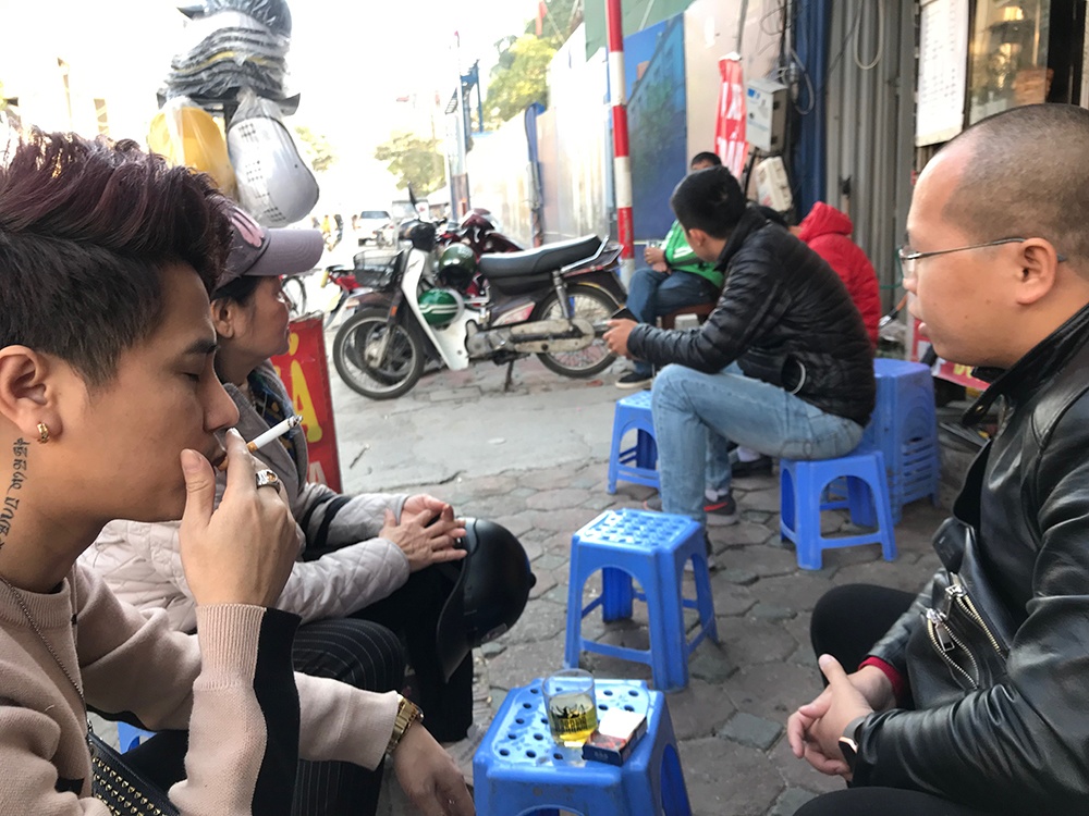 Hình ảnh thanh niên Việt Nam hút thuốc lá khá quen thuộc tại các quán trà đá vỉa hè Hà Nội. Ảnh minh họa: Tạ Tôn