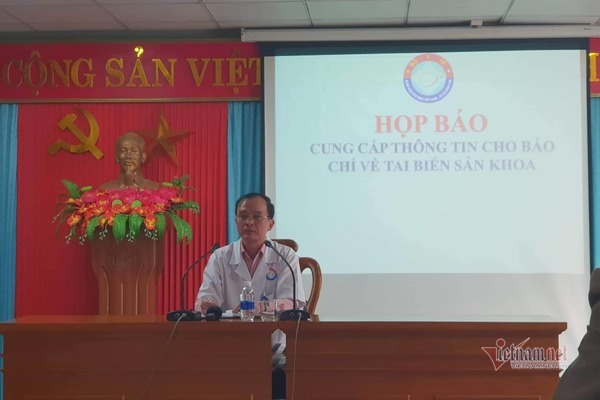 Bác sĩ Nguyễn Văn Phong, Phó giám đốc BV trong buổi họp báo thông tin về vụ tử vong của sản phụ