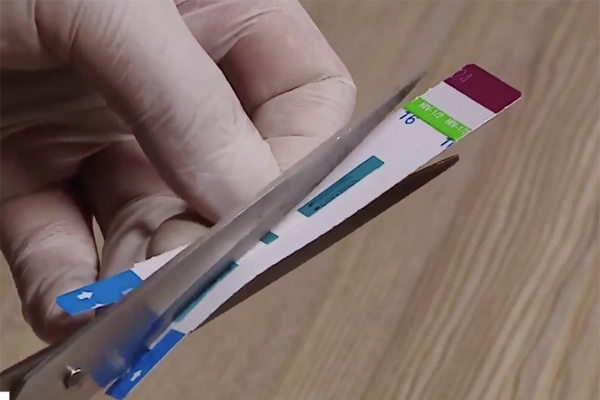Que test xét nghiệm HIV được nhân viên khoa Vi sinh y học của BV Xanh Pôn cắt làm đôi