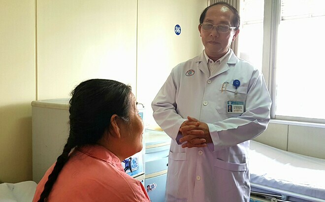 Bệnh nhân khỏe mạnh trò chuyện với bác sĩ ngày 18/12. Ảnh: Lê Phương.