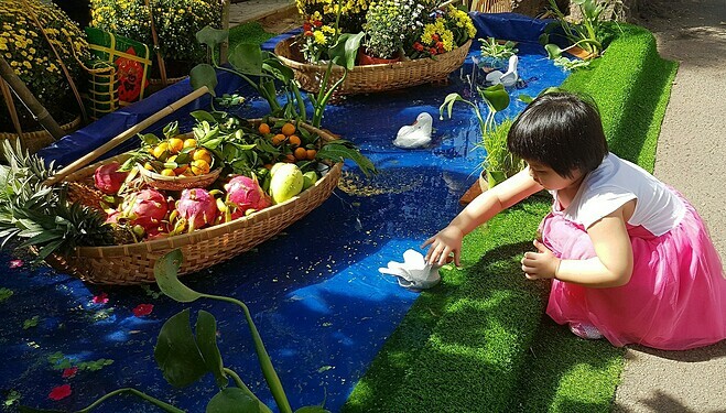 Hình ảnh sông nước với thuyền hoa, đàn vịt nhựa thu hút trẻ nhỏ. Ảnh: Lê Phương.