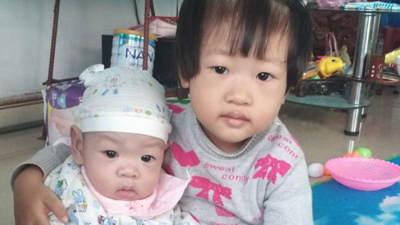 Sau ca sinh ngồi, bé Bình An 8 tháng bắt đầu tập đi