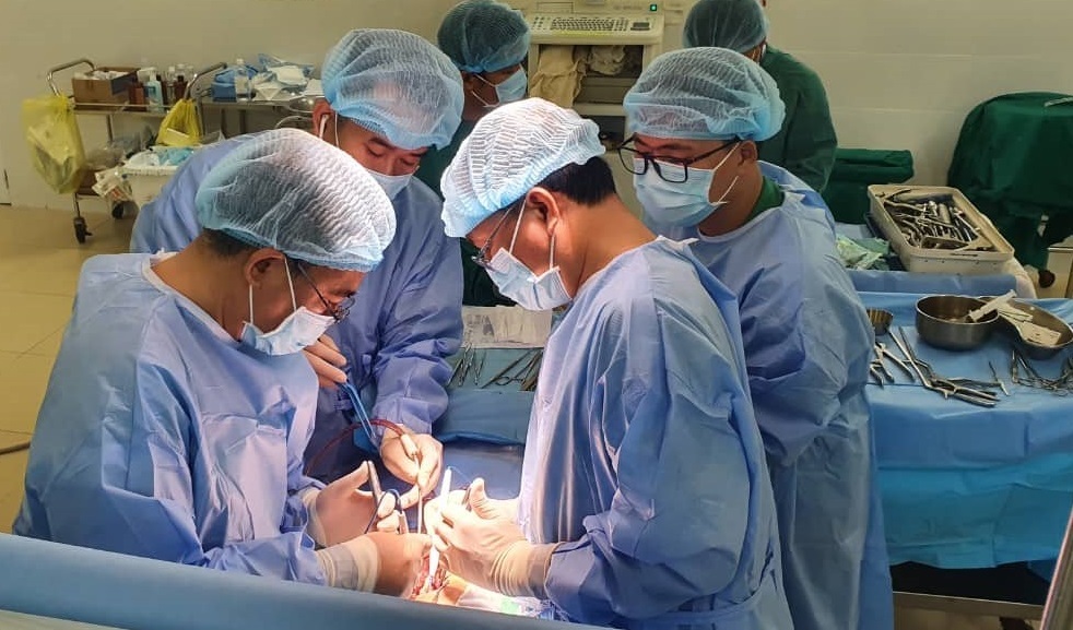Bác sĩ mổ cấp cứu cho thiếu nữ 15 tuổi bị chấn thương. Ảnh: BSCC