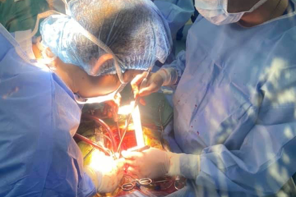 Ekip bác sĩ can thiệp cho bệnh nhân