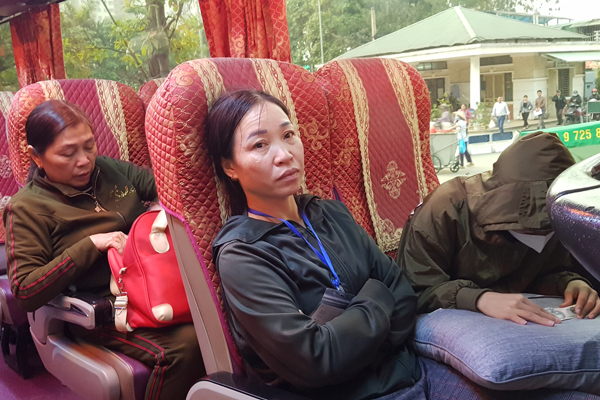 hị Giang xúc động khi 2 mẹ con cùng được chở miễn phí về nhà