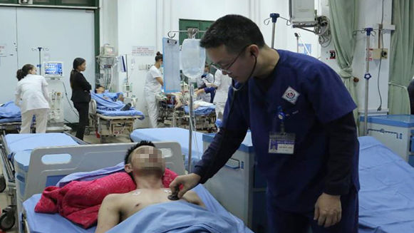 Uống rượu ngâm hạt cau, người đàn ông đột ngột ngừng tim