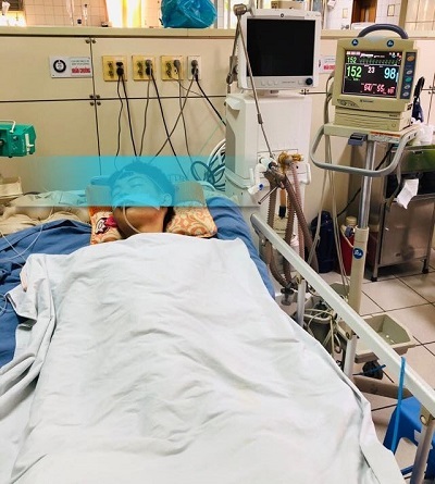 Bệnh nhân đang được điều trị tại khoa Hồi sức tích cực của Bệnh viện đa khoa tỉnh Hòa Bình - Ảnh: BSCC