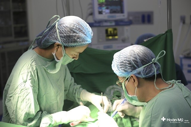 Các bác sĩ thực hiện phẫu thuật điều trị thoát vị bẹn cho bé H.