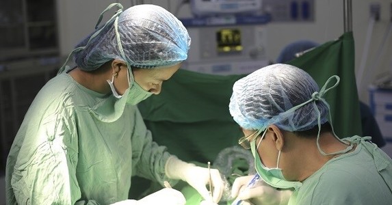 Bé 2 tuổi bị thoát vị bẹn được cứu sống nhờ lời kêu cứu trên MXH