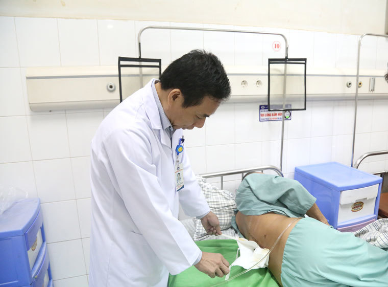 Bác sĩ kiểm tra tình hình bệnh nhân sau phẫu thuật - Ảnh: BVCC