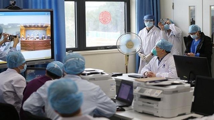 Viện sĩ Chung Nam Sơn tham dự hội chẩn trực tuyến với các bác sĩ tại Vũ Hán ngày 11-2 (Nguồn: Nhân Dân nhật báo)