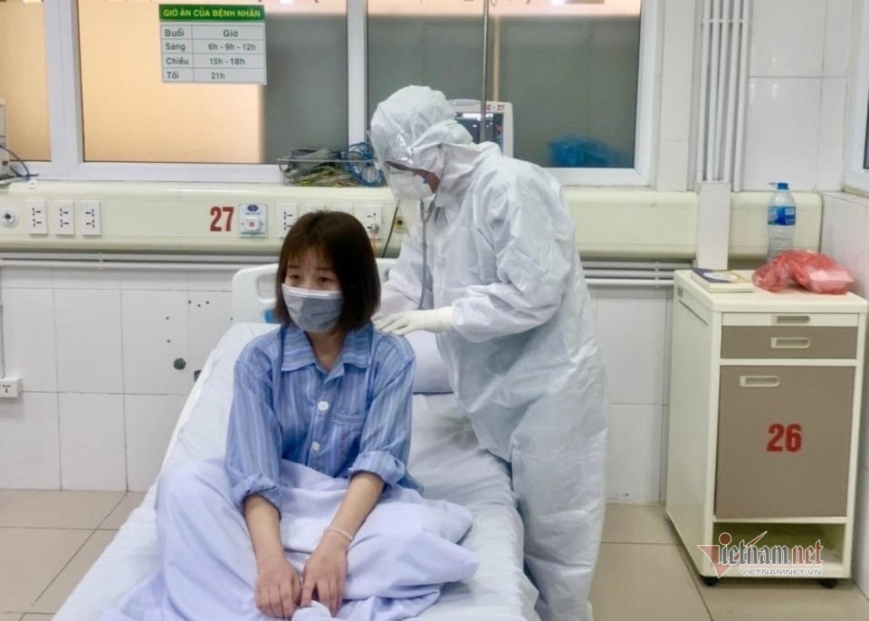 Nhân viên y tế mặc quần áo chống dịch trong quá trình chăm sóc, điều trị cho bệnh nhân dương tính nCoV