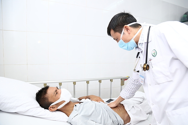 Bệnh nhân mắc bệnh thân thăm khám tại Bệnh việt Việt Đức. Ảnh: Thảo My.