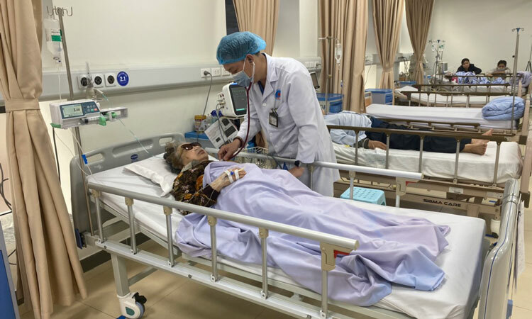 Bác sĩ Bệnh viện Hữu nghị khám cho bệnh nhân cao tuổi mắc viêm phổi trên nền bệnh đái tháo đường sáng 12/2. Ảnh: Đặng Khiêm.