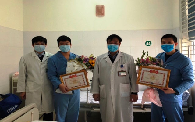 Lãnh đạo Bệnh viện Nhiệt đới Trung ương trao bằng khen, quà tặng hai bác sĩ dũng cảm hoàn thành nhiệm vụ trở về từ Vũ Hán.