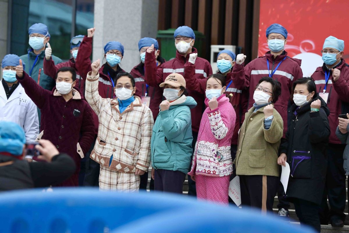 Các bệnh nhân được xuất viện sau điều trị khỏi bệnh viêm phổi cấp do nCoV tại tỉnh Hồ Bắc, Trung Quốc ngày 11-2 (Ảnh: ChinaDaily)