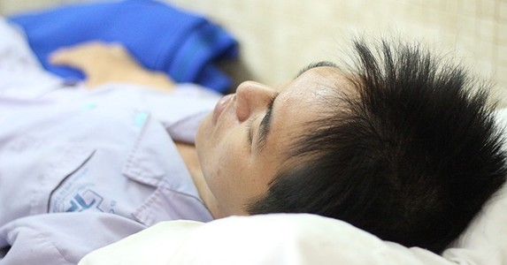 Người đàn ông mang khối u như bụng bầu